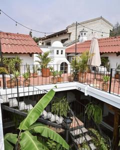 危地马拉安地瓜可可精品住宿加早餐旅馆的一座植物繁茂的建筑的阳台