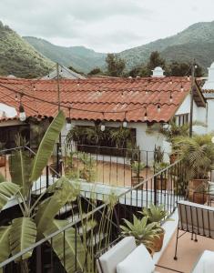 危地马拉安地瓜可可精品住宿加早餐旅馆的享有屋顶房屋的景致