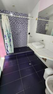 曼克拉Pascana Casa Playa的浴室配有卫生间、淋浴和盥洗盆。