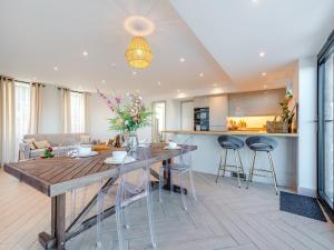 Rushton SpencerThe Bungalow的厨房以及带木桌和椅子的客厅。