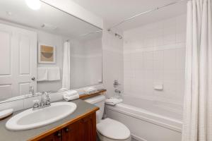 惠斯勒Lost Lake Lodge的白色的浴室设有水槽和卫生间。