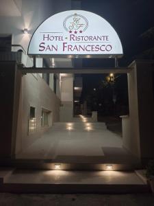 圣乔瓦尼·罗通多Hotel San Francesco的夜间圣弗朗西斯科医院的标志