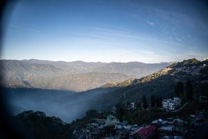 大吉岭Family Homestay Darjeeling的享有山谷、城市和山脉的美景