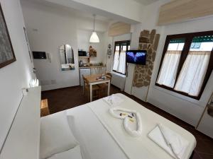 阿尔盖罗埃古亚酒店的一间设有白色床和厨房的客房