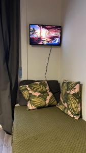 巴塞罗那Bonito apartamento en zona centrica de Barcelona的客房设有一张床和一台平面电视。