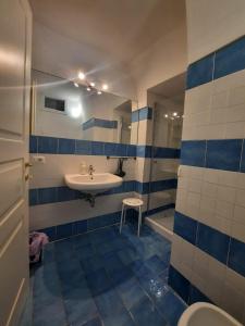 阿特拉尼Amalfi Antica的蓝色和白色的浴室设有水槽和浴缸。