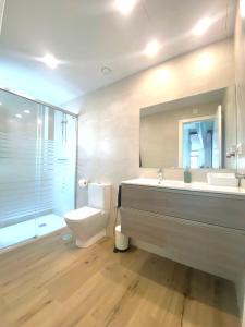 马拉加Loft Chimenea Beach的带浴缸、卫生间和盥洗盆的浴室