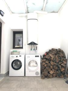 马拉加Loft Chimenea Beach的一间房间,配有两台洗衣机和一堆木柴