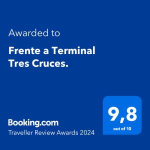 蒙得维的亚Frente a Terminal Tres Cruces.的带有文本的手机的屏幕,想要用终端树 ⁇ 