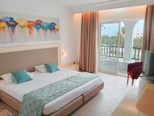 马赫迪耶Monarque El Fatimi Mahdia的酒店客房设有一张床和一个大窗户