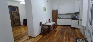 甘贾Ganja hause的厨房拥有白色的墙壁和木地板
