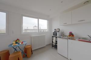 Modern bright Apartment in appart'hotel的厨房或小厨房