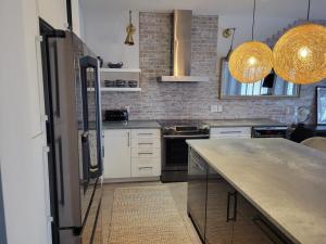 滑铁卢Exclusive Townhome near West-Side Trails的厨房配有白色橱柜和台面