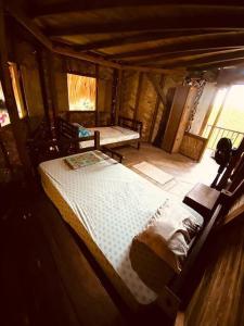 帕洛米诺Casa Komerio的小木屋内一间卧室,配有两张床