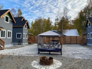 塔尔基特纳Talkeetna Wildlife House的庭院中带凉亭的庭院