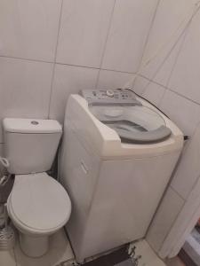里约热内卢studio的浴室配有白色卫生间和盥洗盆。