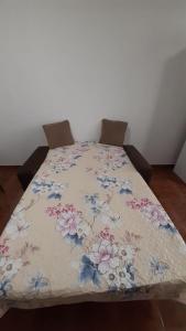 里约热内卢studio的床上有鲜花的毯子