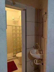 奥林达Cantinho das Olandas的一间带卫生间和水槽的小浴室