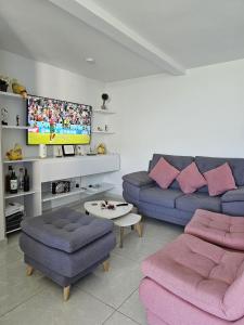 伊瓦格Apartamento en Ibagué - Varsovia的客厅配有两张沙发和一台电视机
