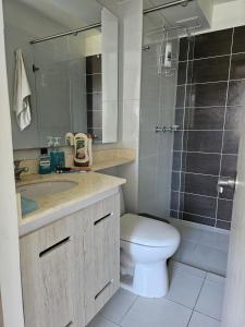 伊瓦格Apartamento en Ibagué - Varsovia的浴室配有卫生间、盥洗盆和淋浴。