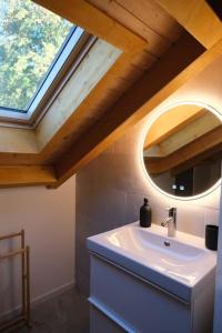 锡永Maisonnette de campagne的一间带白色水槽和窗户的浴室
