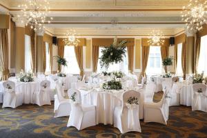 泰恩河畔纽卡斯尔皇家车站酒店 - 凯恩连锁酒店成员的配有白色桌椅和吊灯的房间