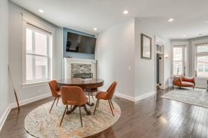 芝加哥Spacious Chicago Home with Deck about 3 Mi to Downtown!的一间带桌椅的用餐室