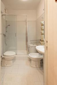 罗马Up House的浴室配有卫生间、淋浴和盥洗盆。
