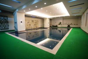 马尼拉Home w/ City View - Pool + Fast Wifi 3016的一座建筑物内一个绿地游泳池