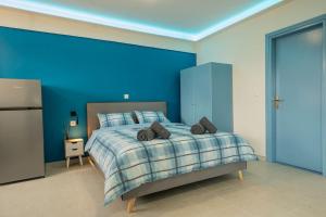 科扎尼Frida's Home for 2 in Kozani的一间卧室配有一张蓝色墙壁的床