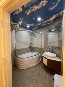 巴库Malakan Boutique Nizami Hotel的带浴缸、卫生间和盥洗盆的浴室