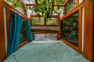 MakaungaTukulolo Treehouses的配有2扇窗户的客房内的1张床