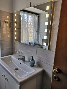 科佩尔ROSEMARIN的一间带水槽和镜子的浴室