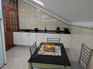 Casa Câmara的厨房或小厨房
