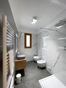 恩波利7Suites的一间带水槽、卫生间和淋浴的浴室