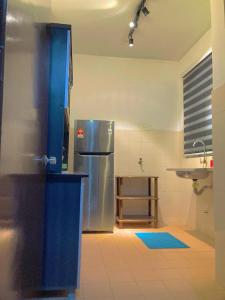 塞贝维NR CYBER ROOMSTAY 2-Shared Apartment的厨房配有不锈钢冰箱和水槽
