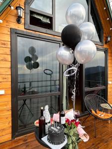 巴统Panorama Sarpi的桌上的派对,包括气球和蛋糕