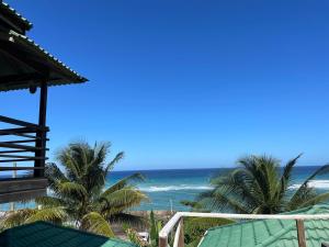 安东尼奥港Villa Rasta - Ocean View Bungalows的享有棕榈树海滩和大海的景色