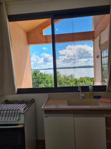 乌鲁瓜亚纳Bela Vista Aparts的一个带水槽和大窗户的厨房
