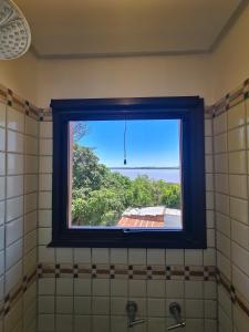 乌鲁瓜亚纳Bela Vista Aparts的浴室设有窗户,享有海景。