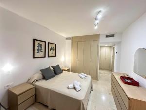 塞维利亚Estupendo apartamento junto a Plaza de España的一间卧室配有一张床,上面有两条毛巾