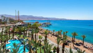 埃拉特Guest House VeryMary Eilat Stydio的享有海滩和水域的美景。