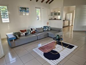 萨莱比梅Villa marigua 2的客厅配有沙发和桌子