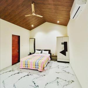 罗纳瓦拉Tara's Hill Resort的一间卧室设有一张床和木制天花板