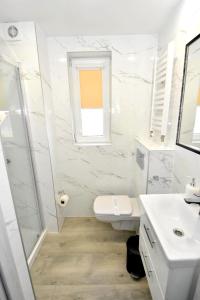 韦巴Villa Sovita的白色的浴室设有卫生间和水槽。