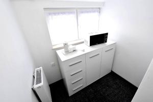 韦巴Villa Sovita的白色的客房设有窗户和一张带笔记本电脑的书桌