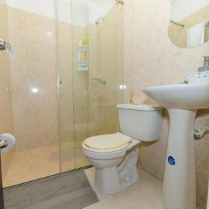Villa del RosarioChic 2Bedroom in Cúcuta的浴室配有卫生间、盥洗盆和淋浴。