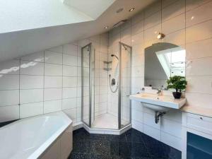 上施陶芬BERGblume im Zentrum inkl. Staufen PLUS的带浴缸、水槽和淋浴的浴室