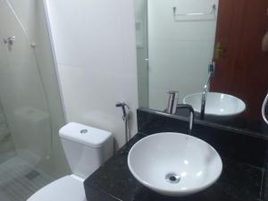 阿拉亚尔-杜卡布Pousada Canoa dos Anjos suítes的浴室配有白色卫生间和盥洗盆。