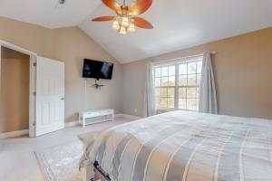 鸽子谷Bare Assets的一间卧室配有一张床和吊扇